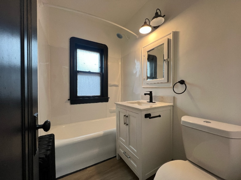 Building Photo - 1411 Roycroft Ave