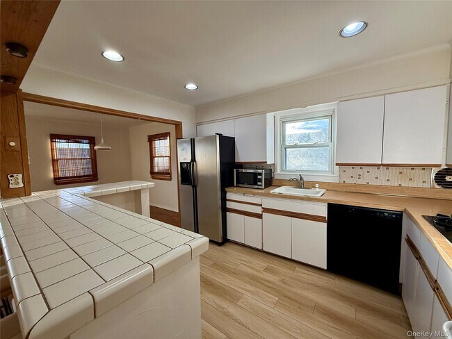 Building Photo - 575 E Fulton St