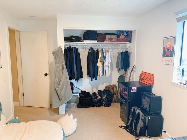 Building Photo - AUG PRELEASE: 5 bdrm/2 bath in York Neighborhood