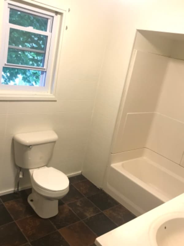 Building Photo - 704 N Chestnut St