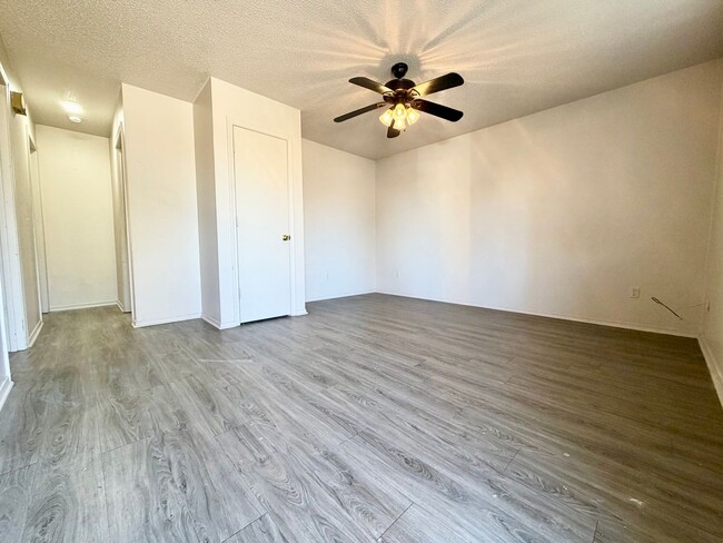 Building Photo - ***102 NW K Unit B***