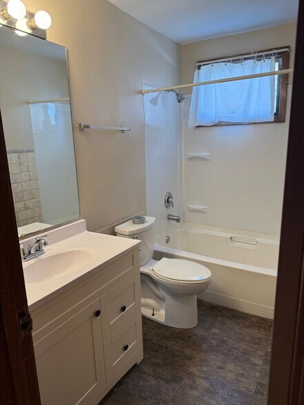 Building Photo - 1812 E 6th St