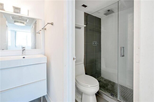 Building Photo - 300 Bayview Dr