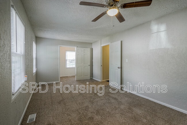Building Photo - 1404 N Pearl Dr