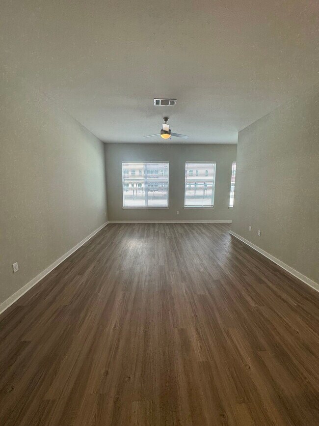 Building Photo - 1000 Persimmon Dr