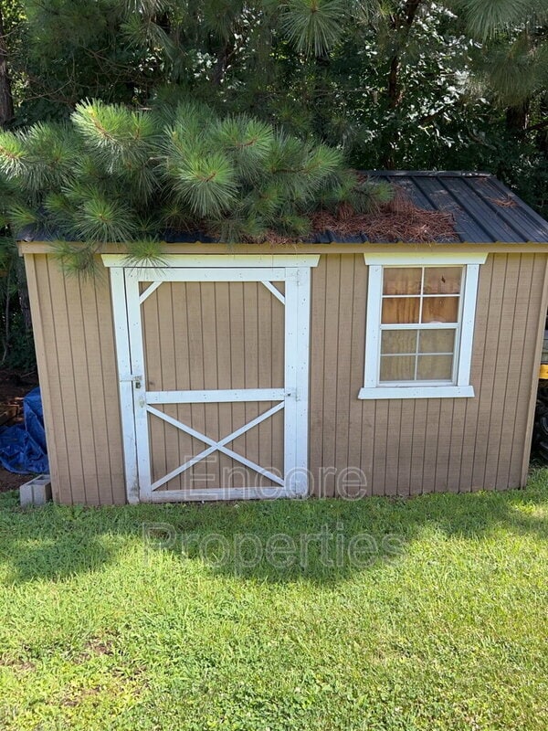 Building Photo - 705 Piper St