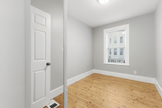 Building Photo - 20 Bennett St