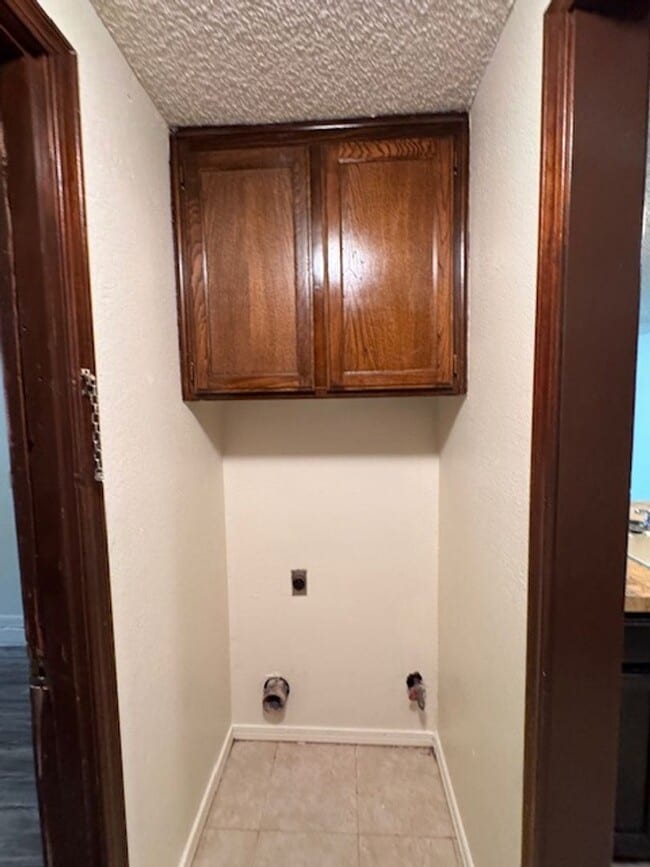 Building Photo - 2 bed 2 bed garage conversion with flex space, close to I-44 and I-240 ready for move in! Pets co...