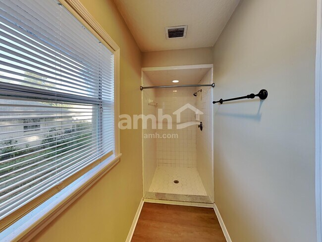 Building Photo - 1004 Lantana Dr