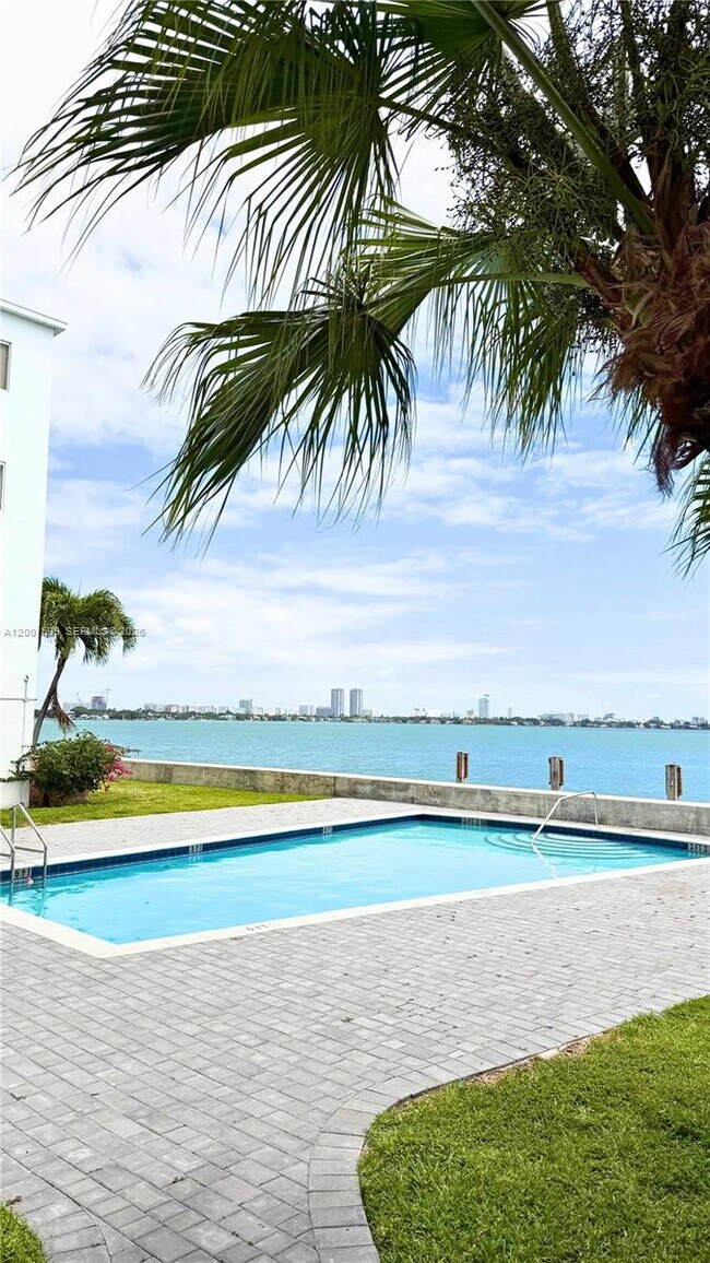 Building Photo - 1880 S Treasure Dr