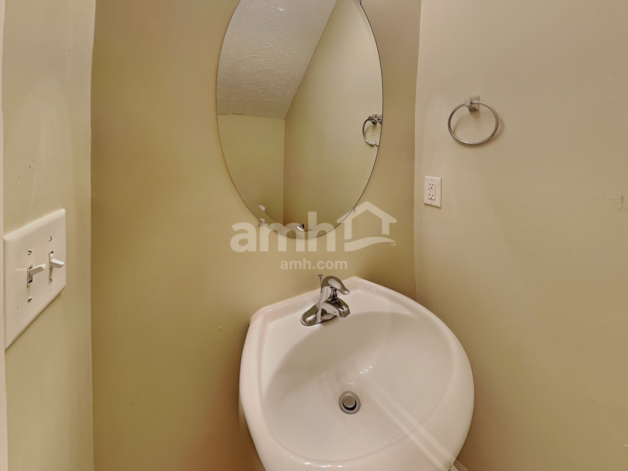 Building Photo - 1361 E Nir Shreibman