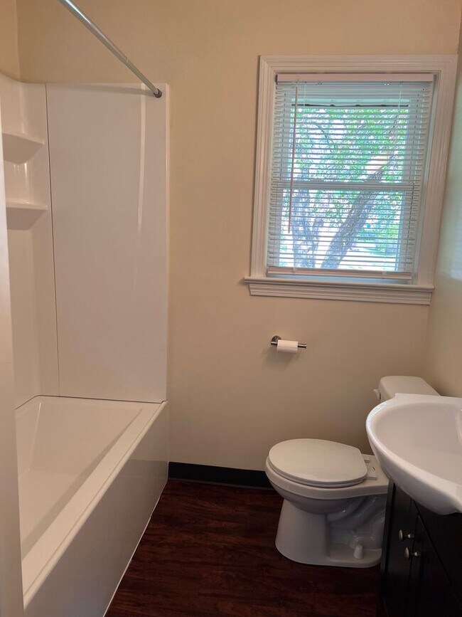 Building Photo - 926 N Ward Ave