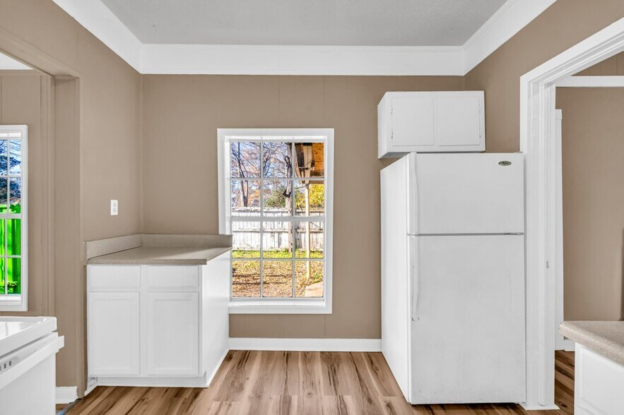 Building Photo - 433 E Jordan Ave