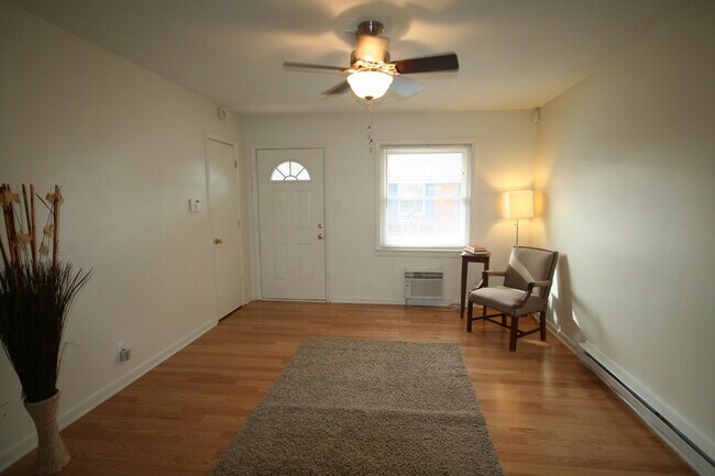 Building Photo - Renovated Apartment Near Duke West / W&D / Garden Plots