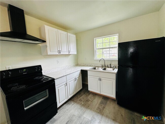 Building Photo - 714 S River St