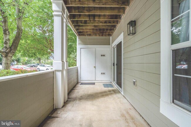 Building Photo - 1701 Lake Shore Crest Dr