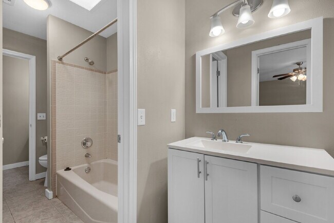 Building Photo - "Charming 2-Bed Townhouse Oasis in Shalimar !"