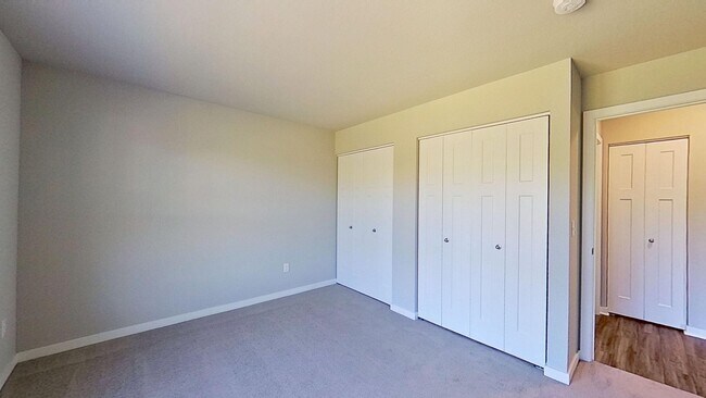 Building Photo - Like New Condo Style Upper 3 Bedroom 2 Bathroom plus Den Apartment is Available