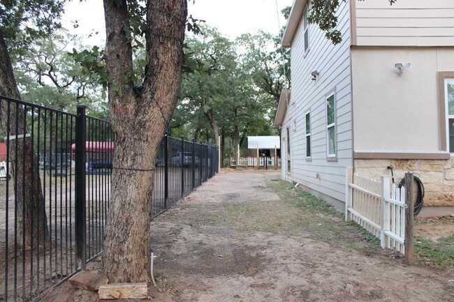 Building Photo - 975 State Hwy 95