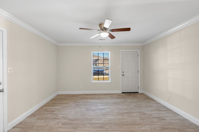 Building Photo - Discover Your Dream Apartment: Renovated 3-Bedroom, 2-Bath Apartment