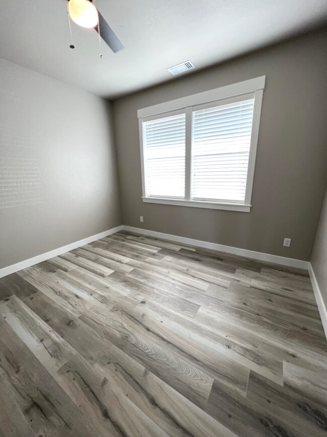 Building Photo - 3021 NW Mount Thielsen Dr