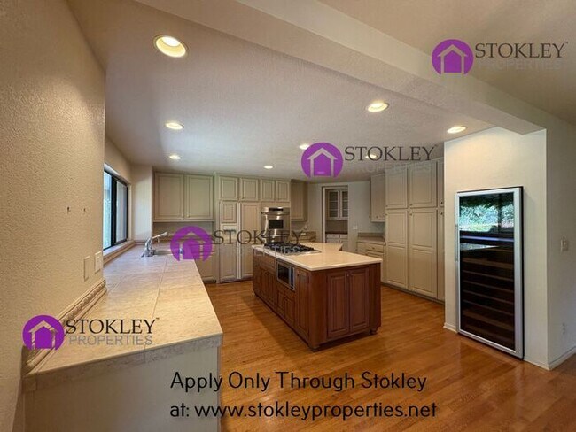 Building Photo - 270 Live Oak Dr