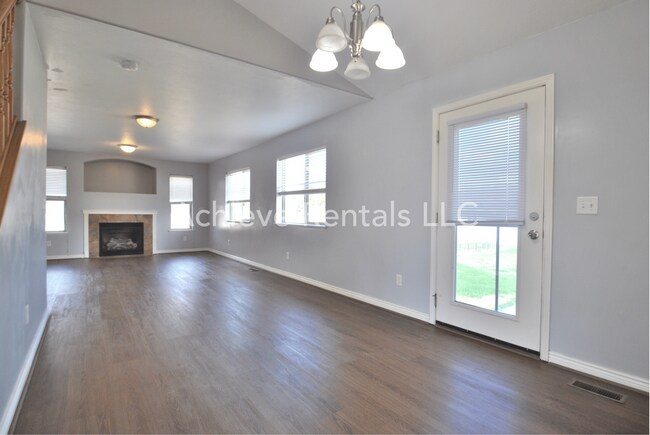 Building Photo - 564 800 E
