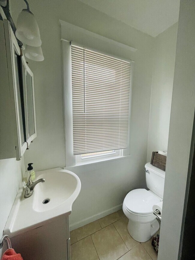 Building Photo - Beautifully Renovated 3bdrm/1.5bth Home Located in Richmond's North-side!