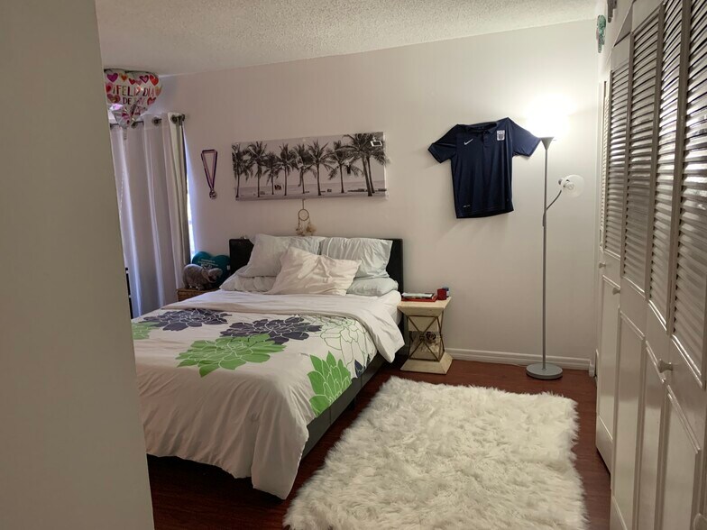 Building Photo - 12035 NE 2nd Ave