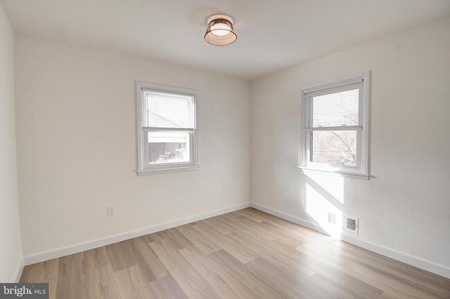 Building Photo - 915 Shawnee Dr