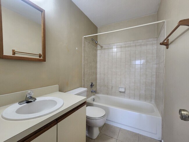 Building Photo - FOR RENT 2 bed 2.5 bath townhome