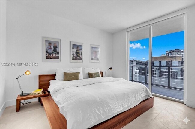 Building Photo - 1300 Brickell Bay Dr