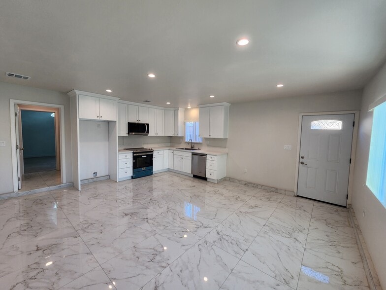 Building Photo - 9322 Cayuga Ave