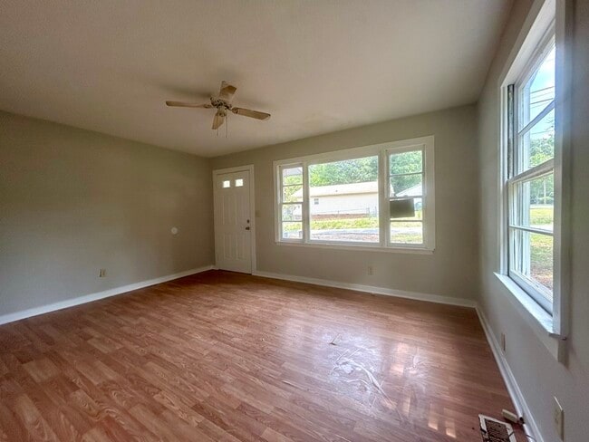 Building Photo - 1646 Amhurst St