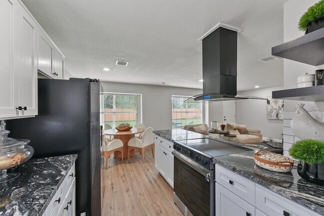 Building Photo - 15439 Indian Woods Dr