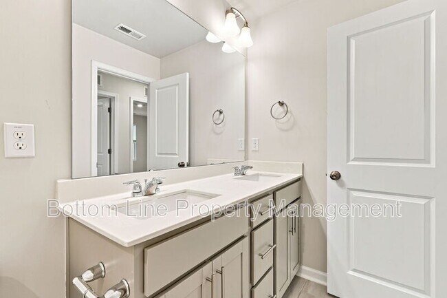 Building Photo - 2312 Kasota Ln