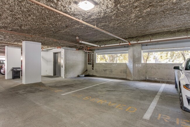 Building Photo - 900 19th Ave S