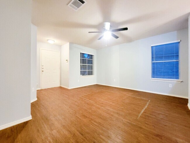Building Photo - Charming 3/BR 2/BA Single-Level Home in Le...