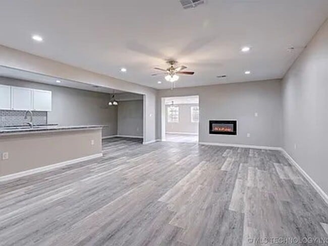 Building Photo - Spacious and Updated Three Bedroom Home with Large Backyard!!