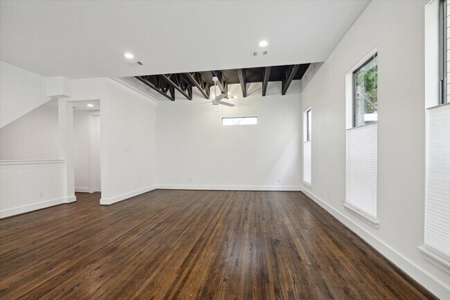 Building Photo - 1105 W 21st St