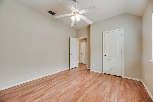 Building Photo - "Spacious 4-Bedroom with 2 Baths and 2,116 Sq Ft in Little Elm!"