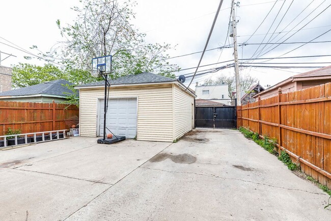 Building Photo - Beautiful 3- Bedroom Apartment