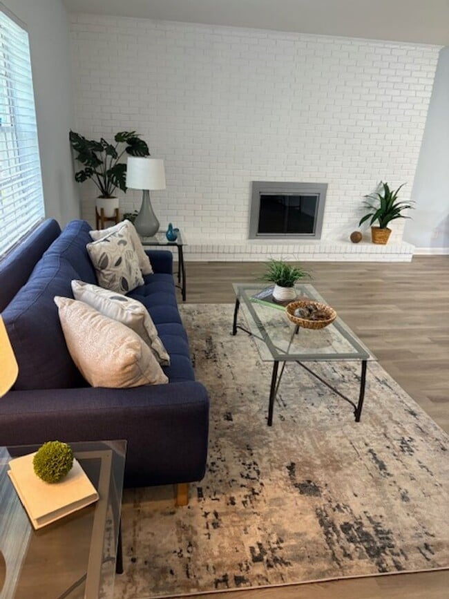 Building Photo - 2510 Lake Ellen Dr