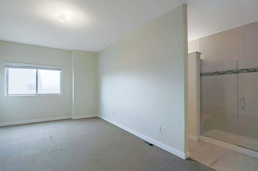 Main bdrm & shower - 3400 Larimer St