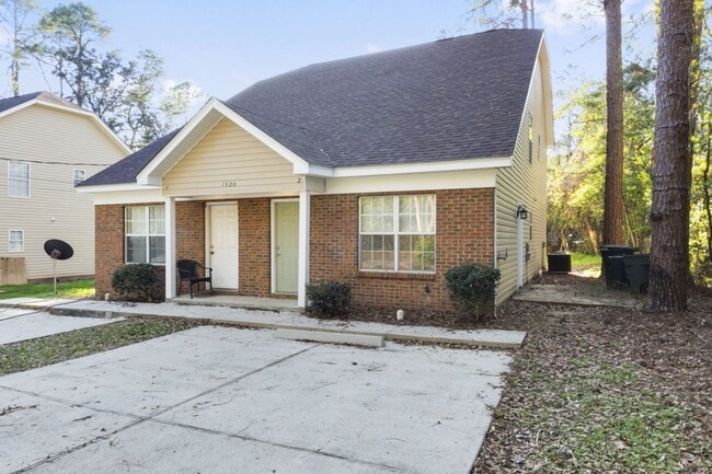 Building Photo - 3BR/3BA townhome with new painting and sta...