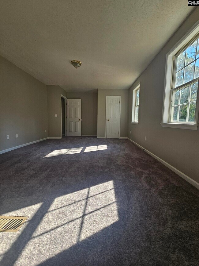 Building Photo - 117 E Woods Ct