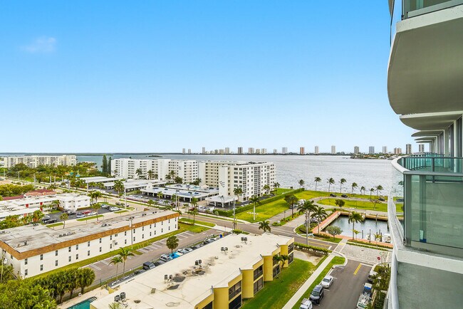 Building Photo - 220 Lake Shore Dr