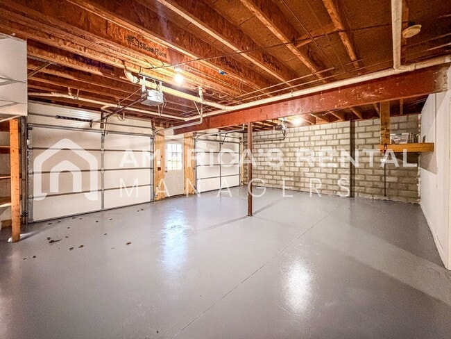 Building Photo - 584 Woodland Ridge Rd
