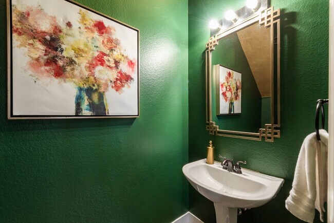 Building Photo - 5924 E Woodridge Dr