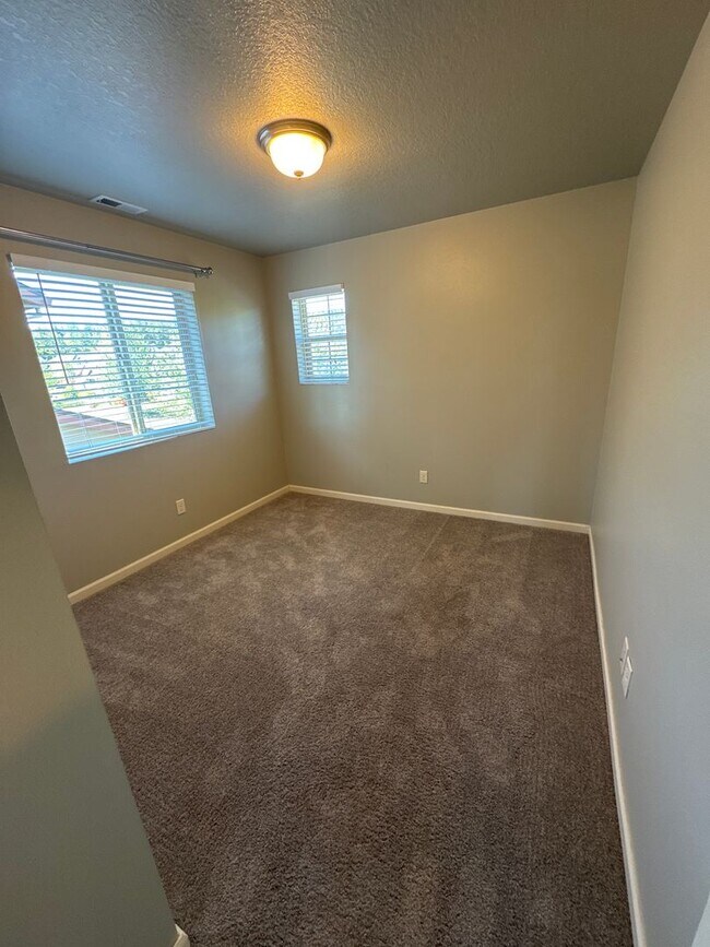Building Photo - Beautiful 3 bedroom with bonus loft area i...